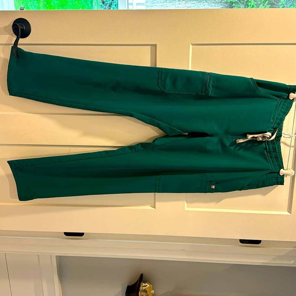 Figs size medium emerald/hunter green.